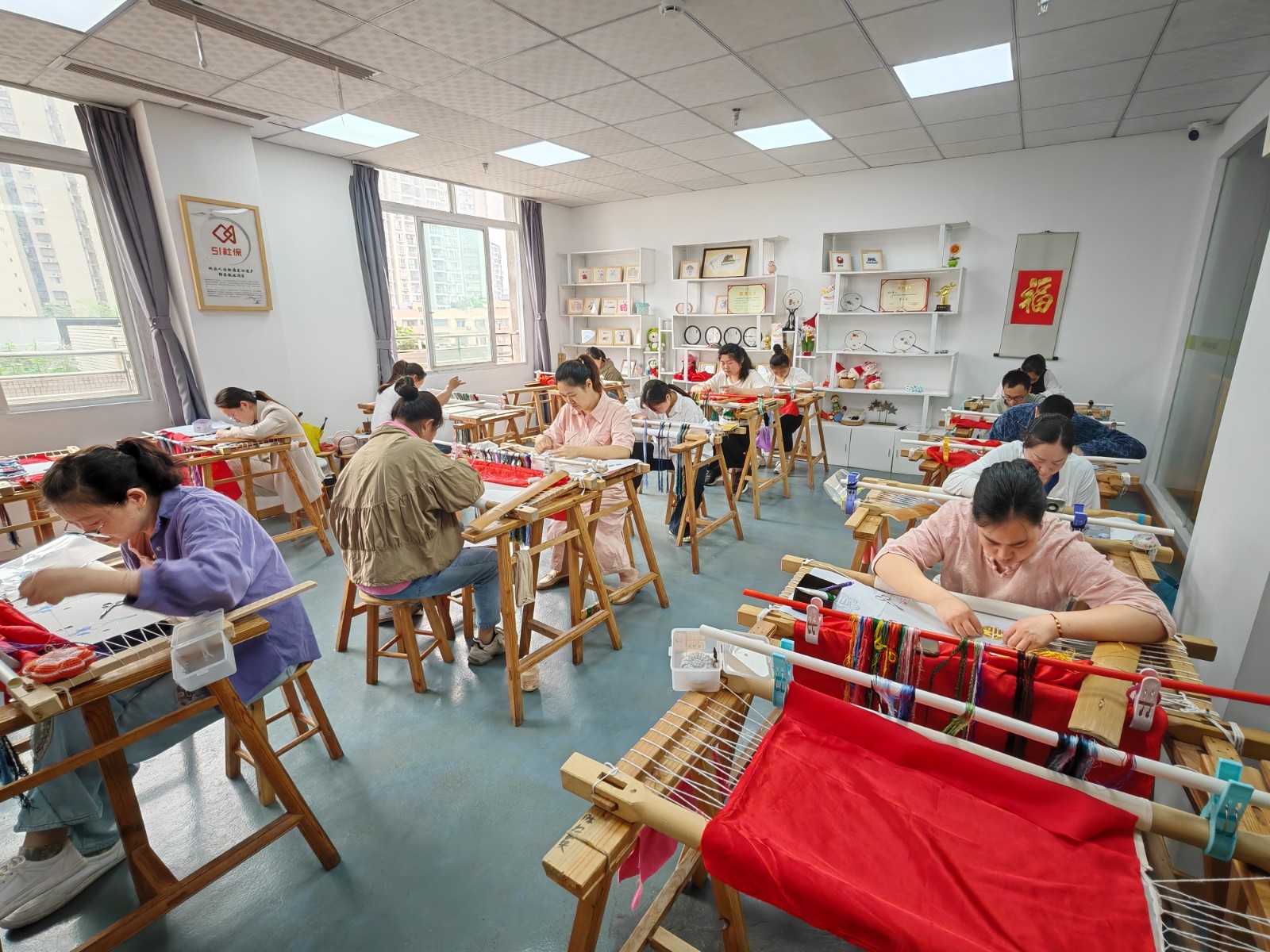 忠县残疾人就业服务基地&mdash;蜀绣区。拍摄：周晶.jpg