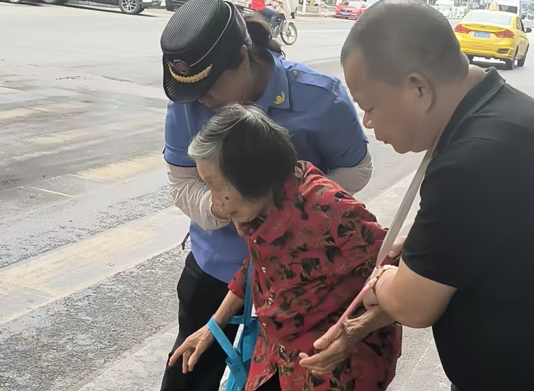 巴南城管：老人摔倒瞬间，责任与爱心同行