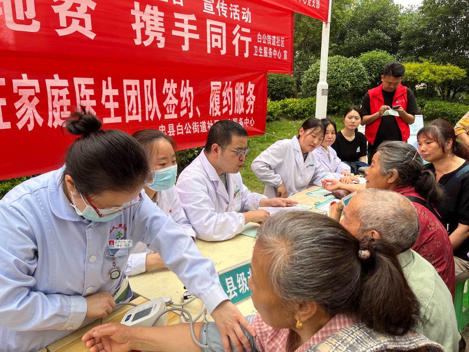 开展义诊。拍摄：吴建华.jpg
