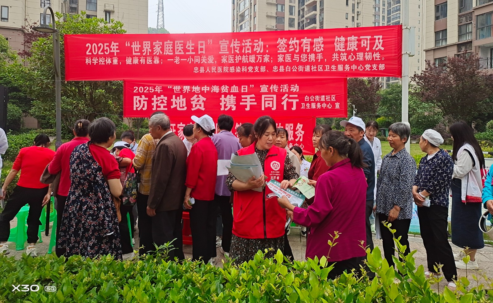 健康宣传进社区。拍摄：吴建华.jpg