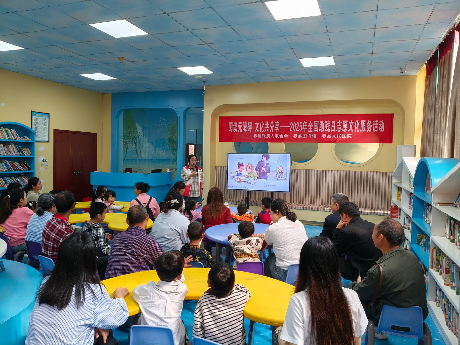 志愿者带孩子们体验感官故事会。拍摄：张耀升.jpg