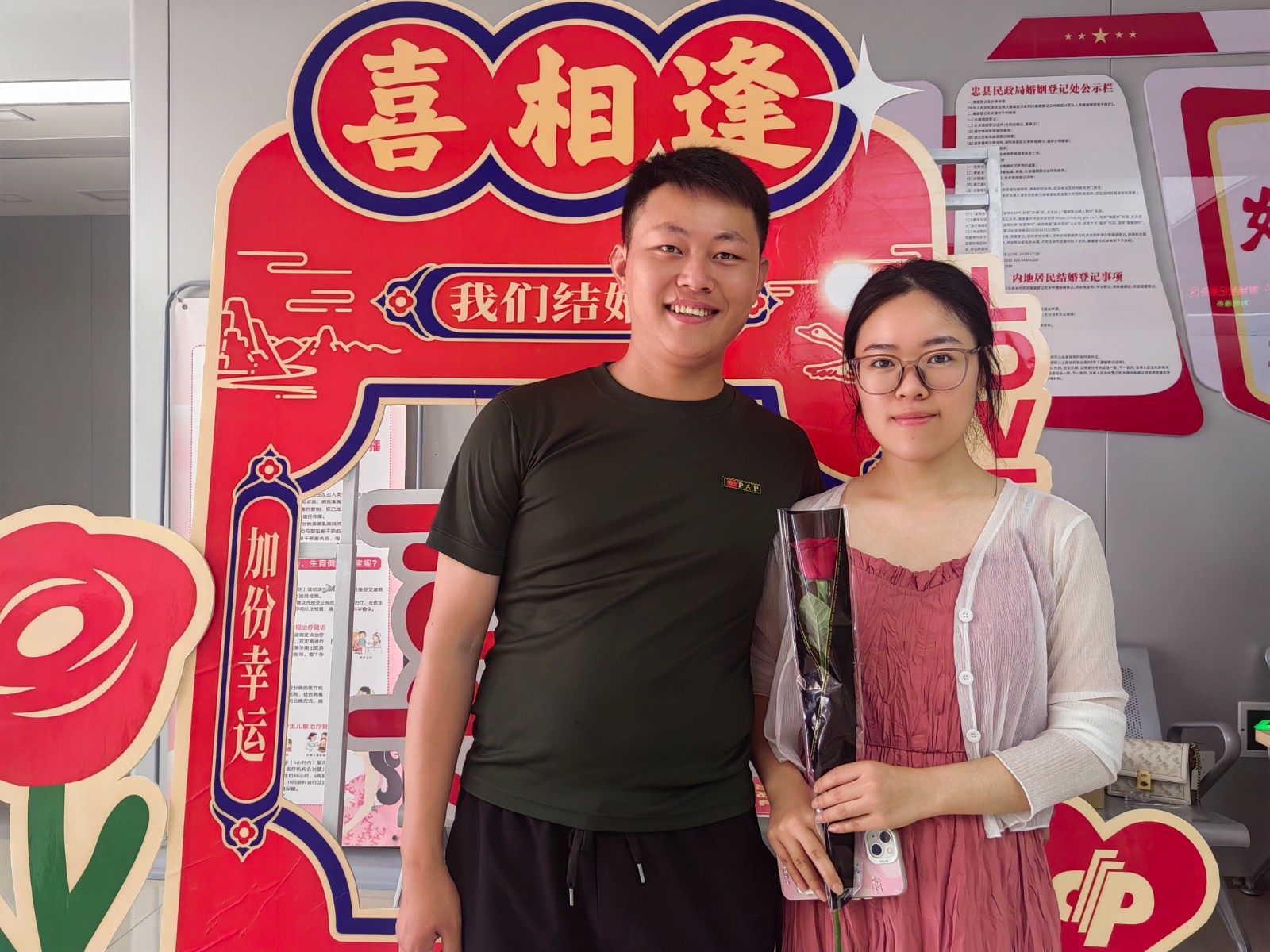 新人温馨瞬间。记者  李铁  摄  (4).jpg