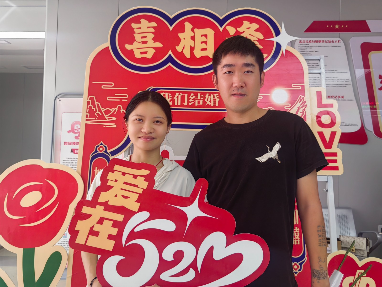 新人温馨瞬间。记者  李铁  摄  (2).jpg