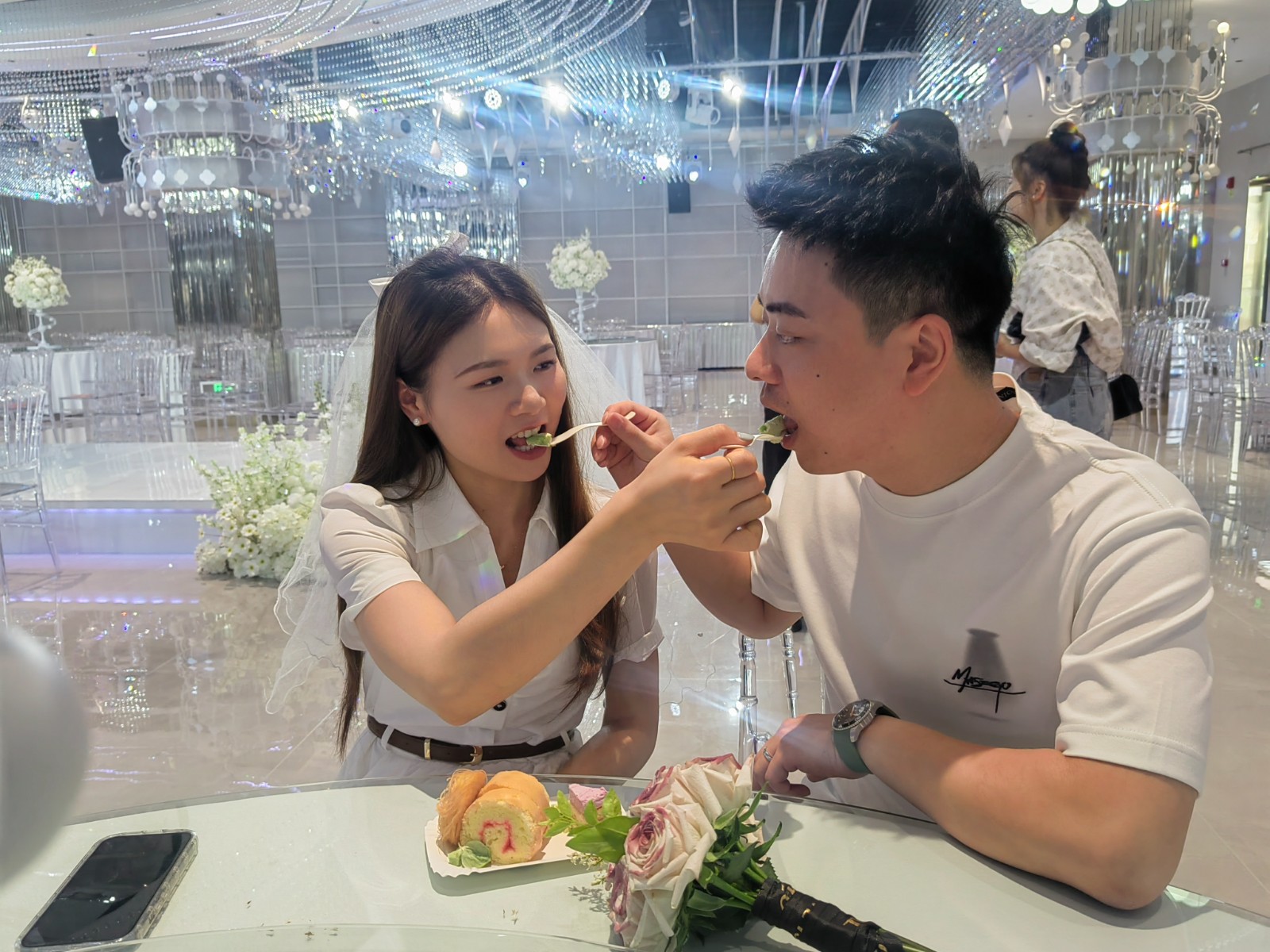 新人温馨瞬间。记者  李铁  摄  (1).jpg