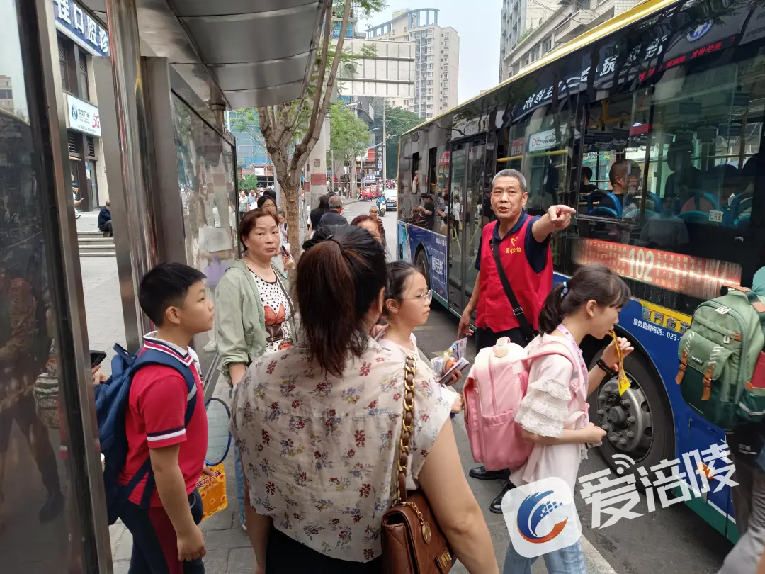 凡人微光｜66岁老党员义务护学 公交站台传递温暖力量