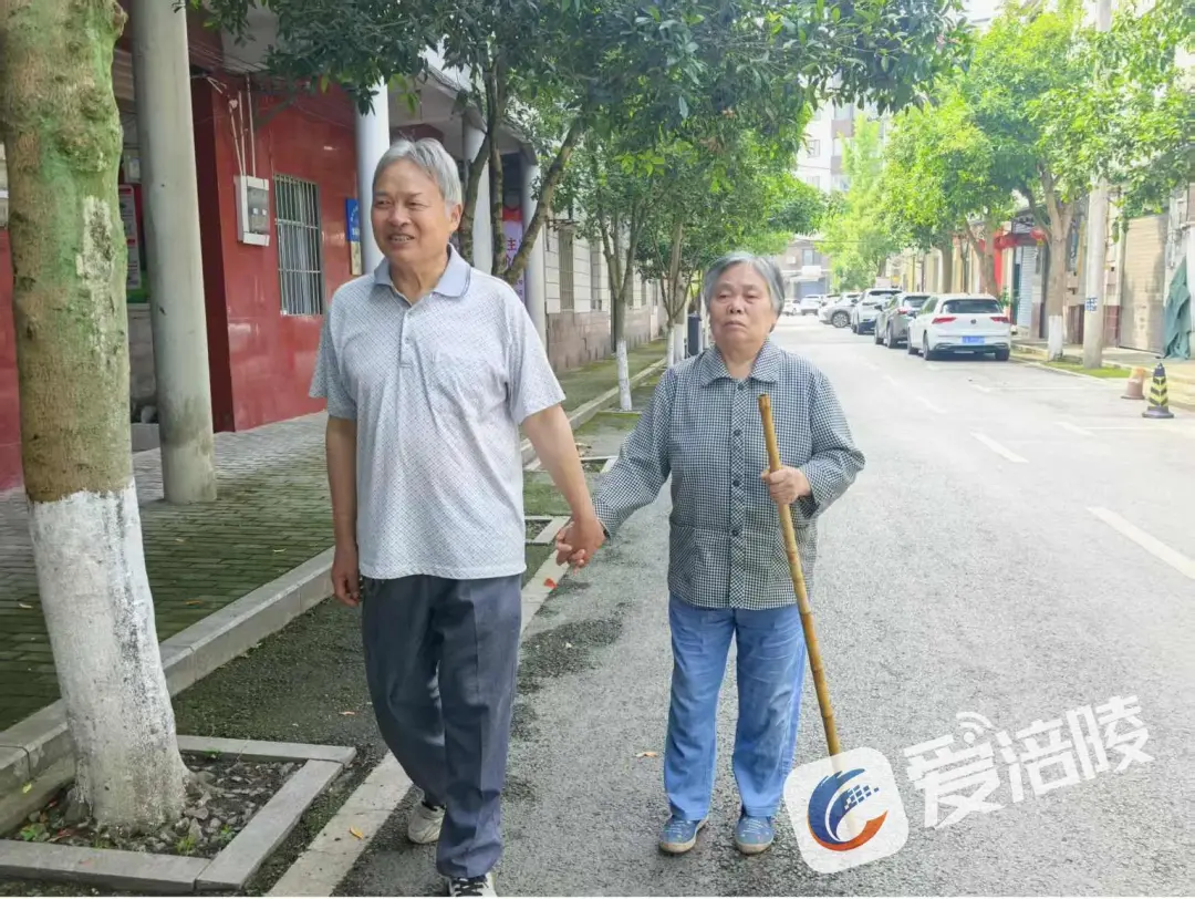 凡人微光｜17 年牵手守护 七旬丈夫用爱为失明妻子筑起温暖港湾