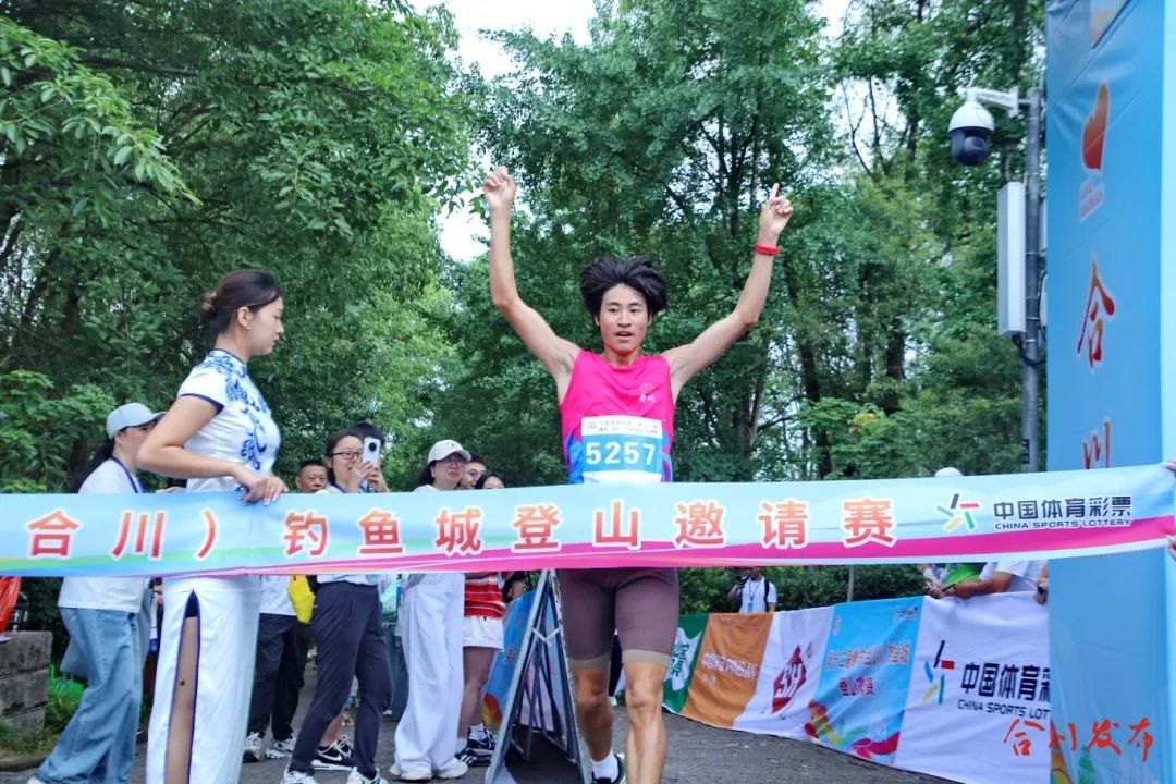 男子个人组第一名周友发冲线.JPG