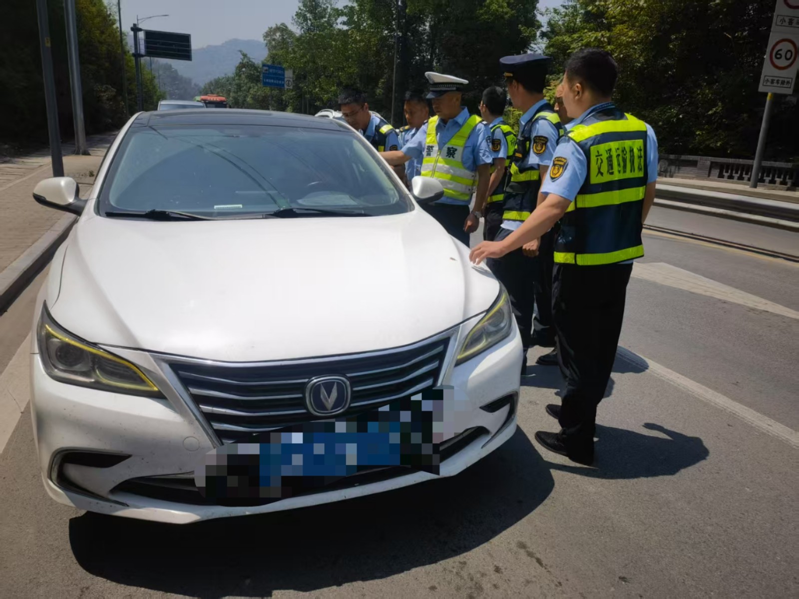 执法人员开展调查。图源：忠县交通执法.jpg