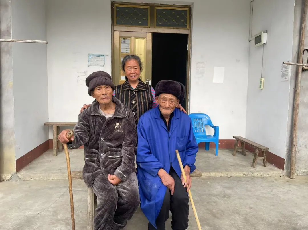 凡人微光｜两次抉择，她用柔弱肩膀扛起“父兄”晚年