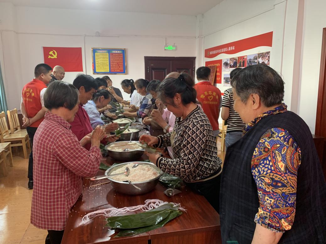 南彭街道忠兴社区新时代文明实践站开展粽香传情·共话端午端午节包粽子活动