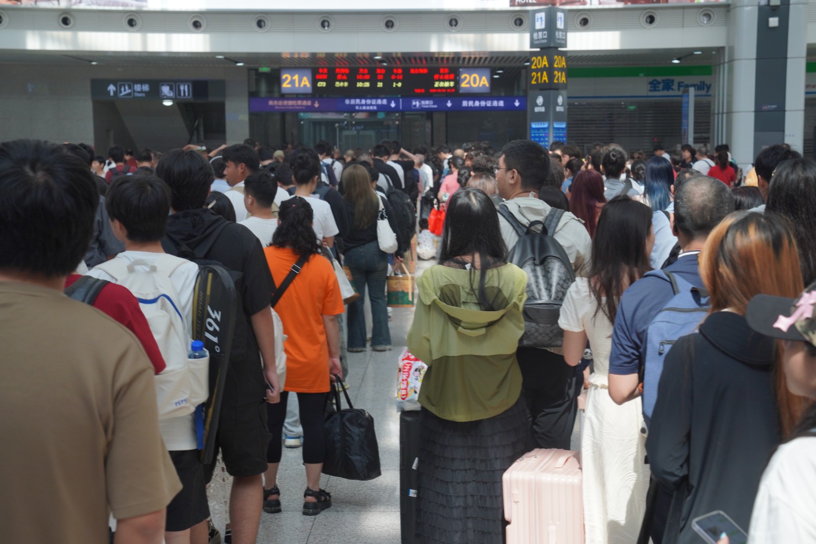 旅客有序排队检票（汪亮 摄）.jpg