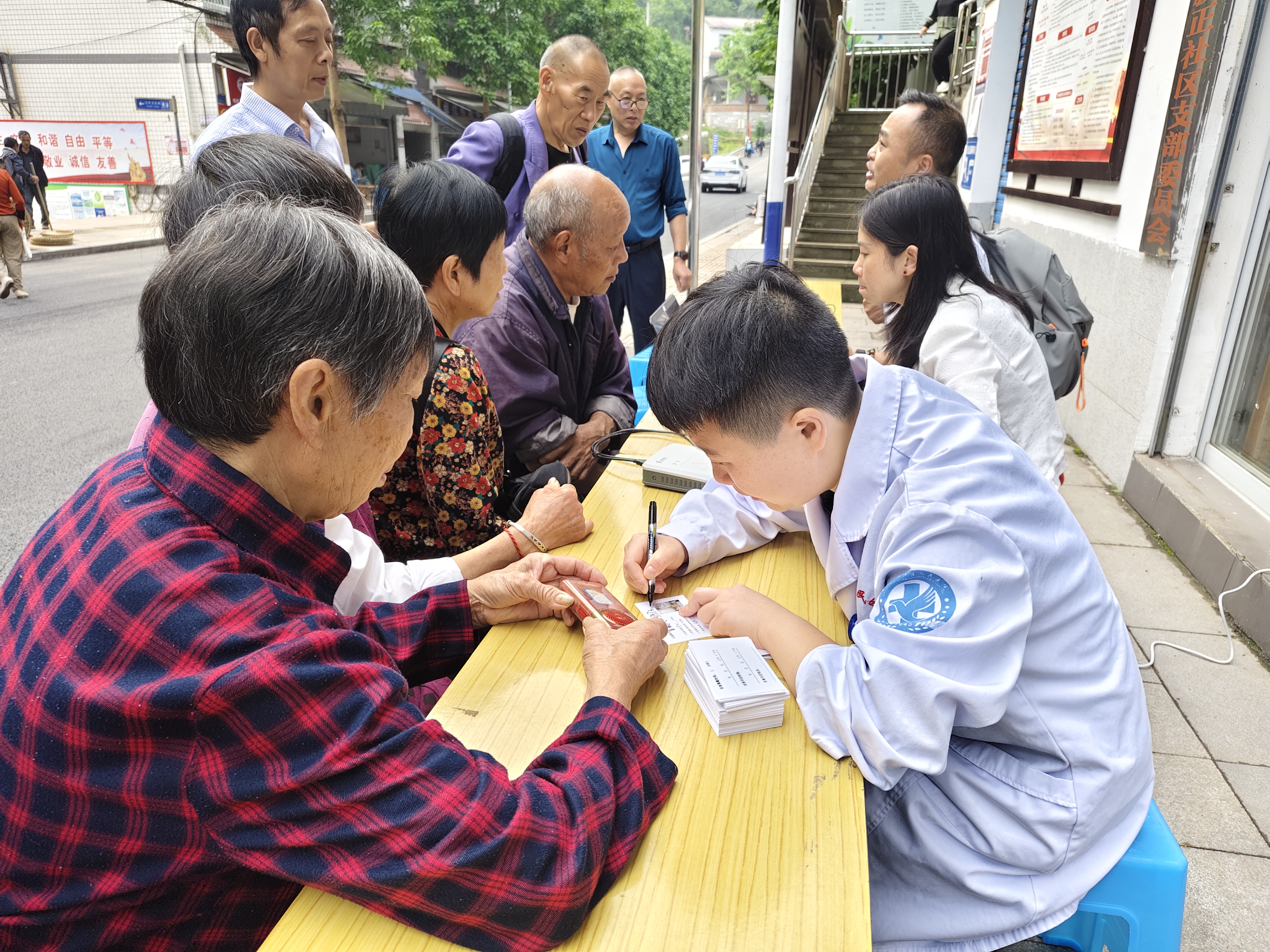 2025年5月19日,綦江区新盛街道在新正社区开展世界家庭医生日公众健康咨询活动.jpg 2025年5月19日,綦江区新盛街道在新正社区开展世界家庭医生日公众健康咨询活动.jpg