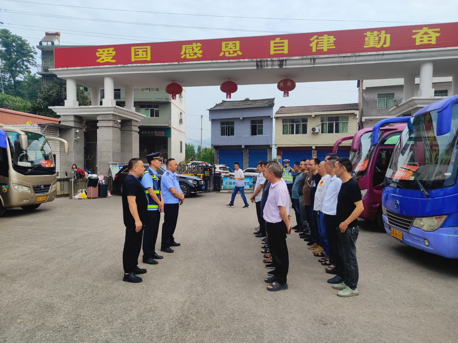 交通执法人员加强对客运车辆检查。拍摄：吴建华.jpg
