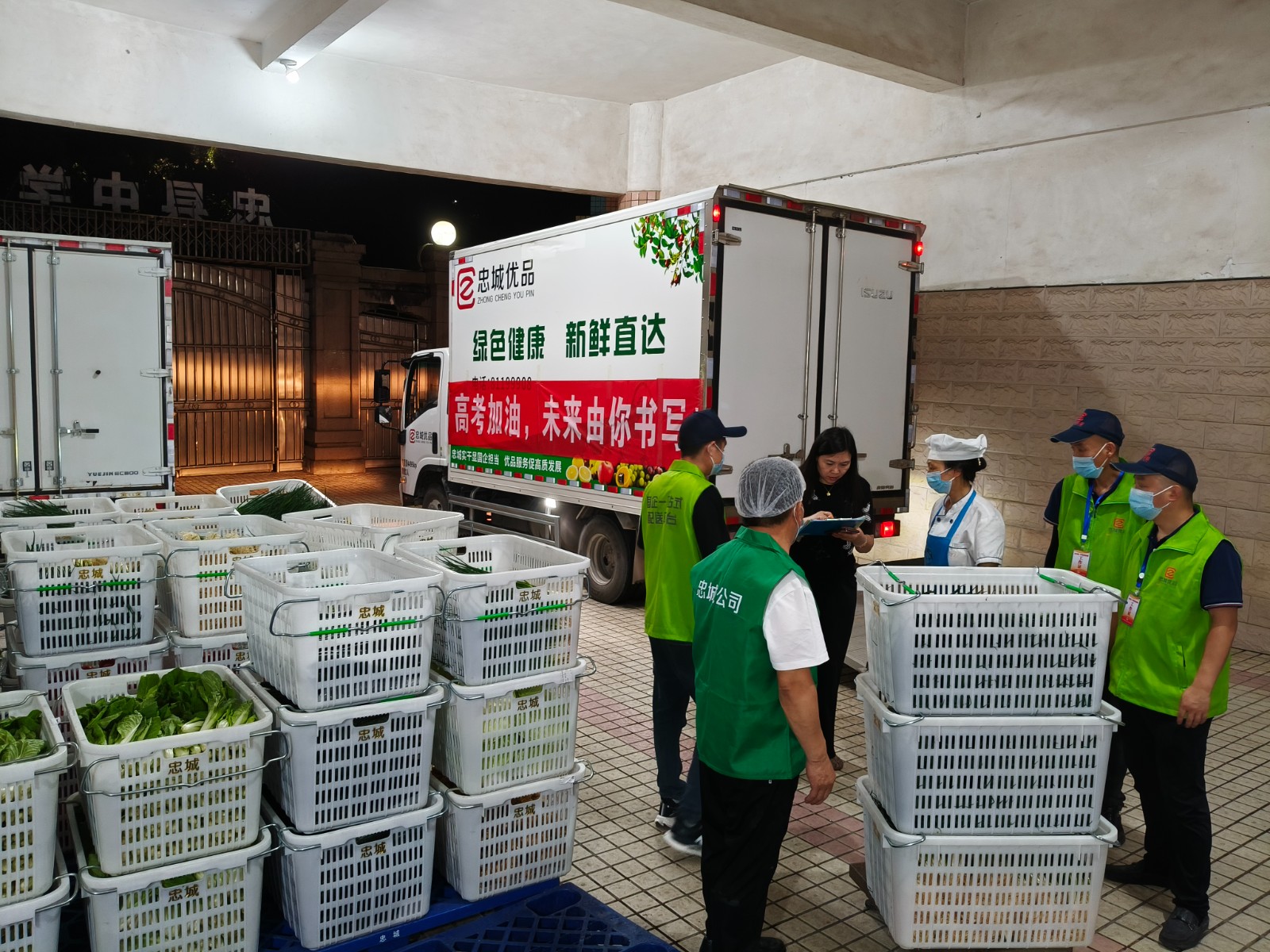 配送人员从凌晨三点开始陆续配送生鲜菜品。拍摄：张耀升.jpg