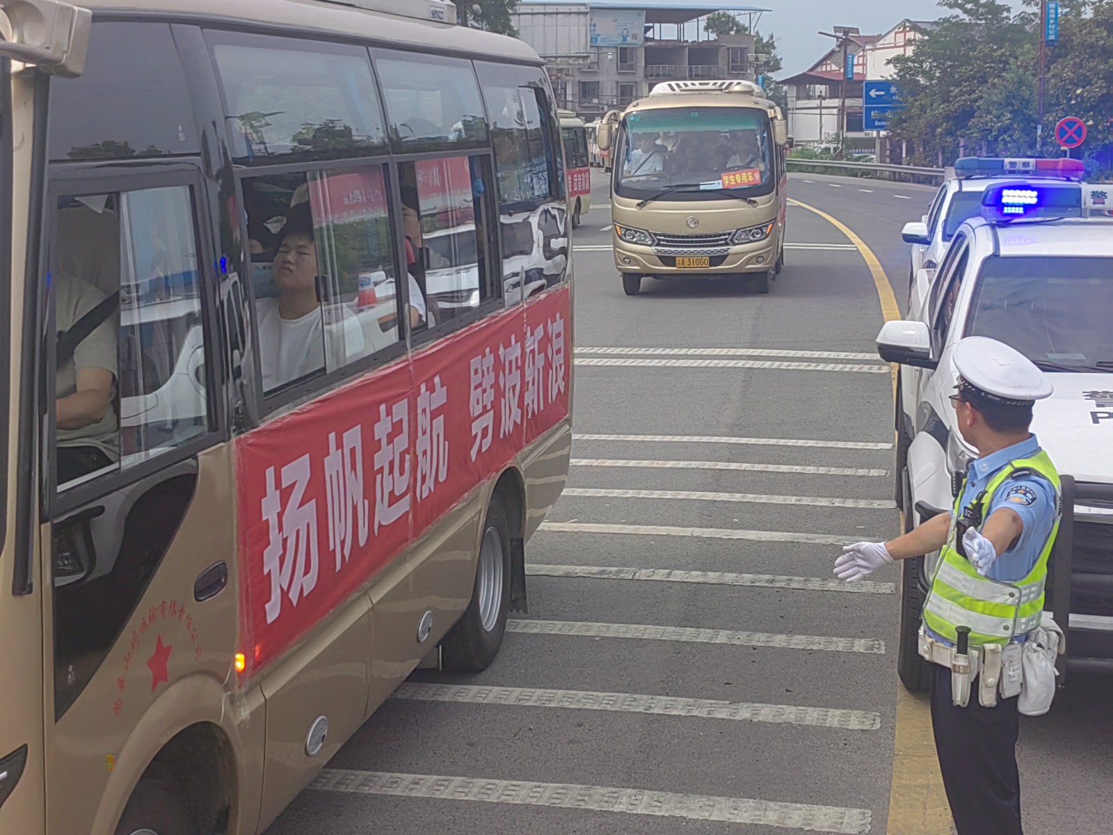 交巡警护航，保障考生顺利到达考场。拍摄：吴建华.jpg