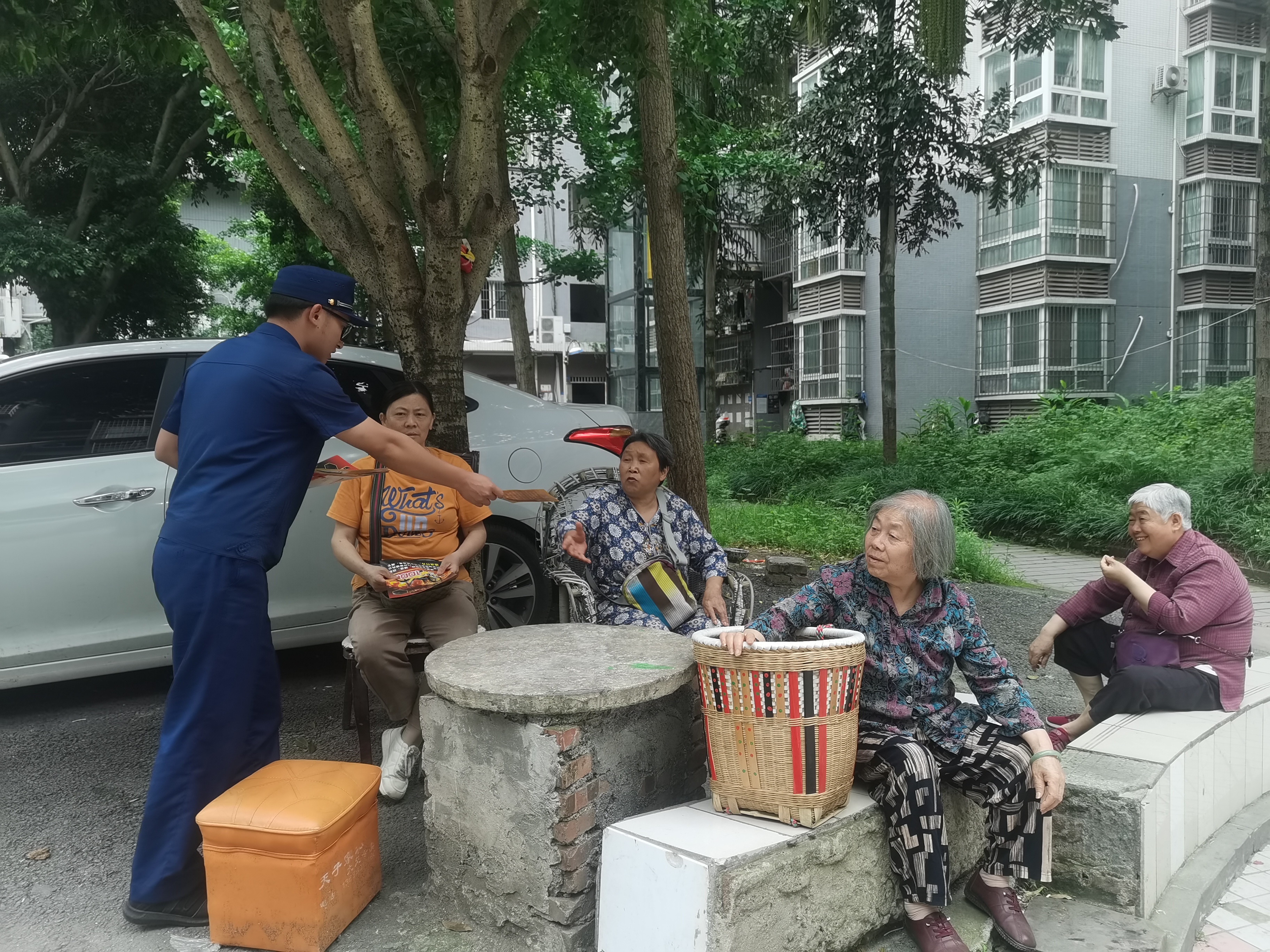 大足消防深入老旧建筑小区开展消防安全宣传活动
