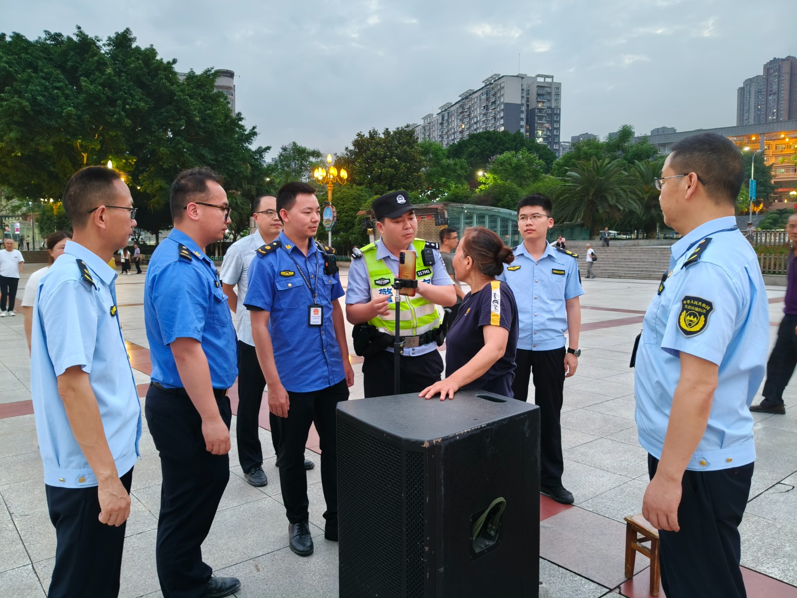 在忠州廣場(chǎng)，執(zhí)法人員對(duì)進(jìn)行廣場(chǎng)舞活動(dòng)市民實(shí)行音響靜音管理。拍攝：張耀升.jpg