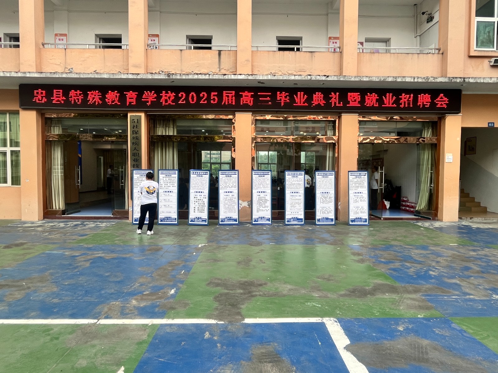 招聘會(huì)現(xiàn)場。拍攝：吳建華1.jpg