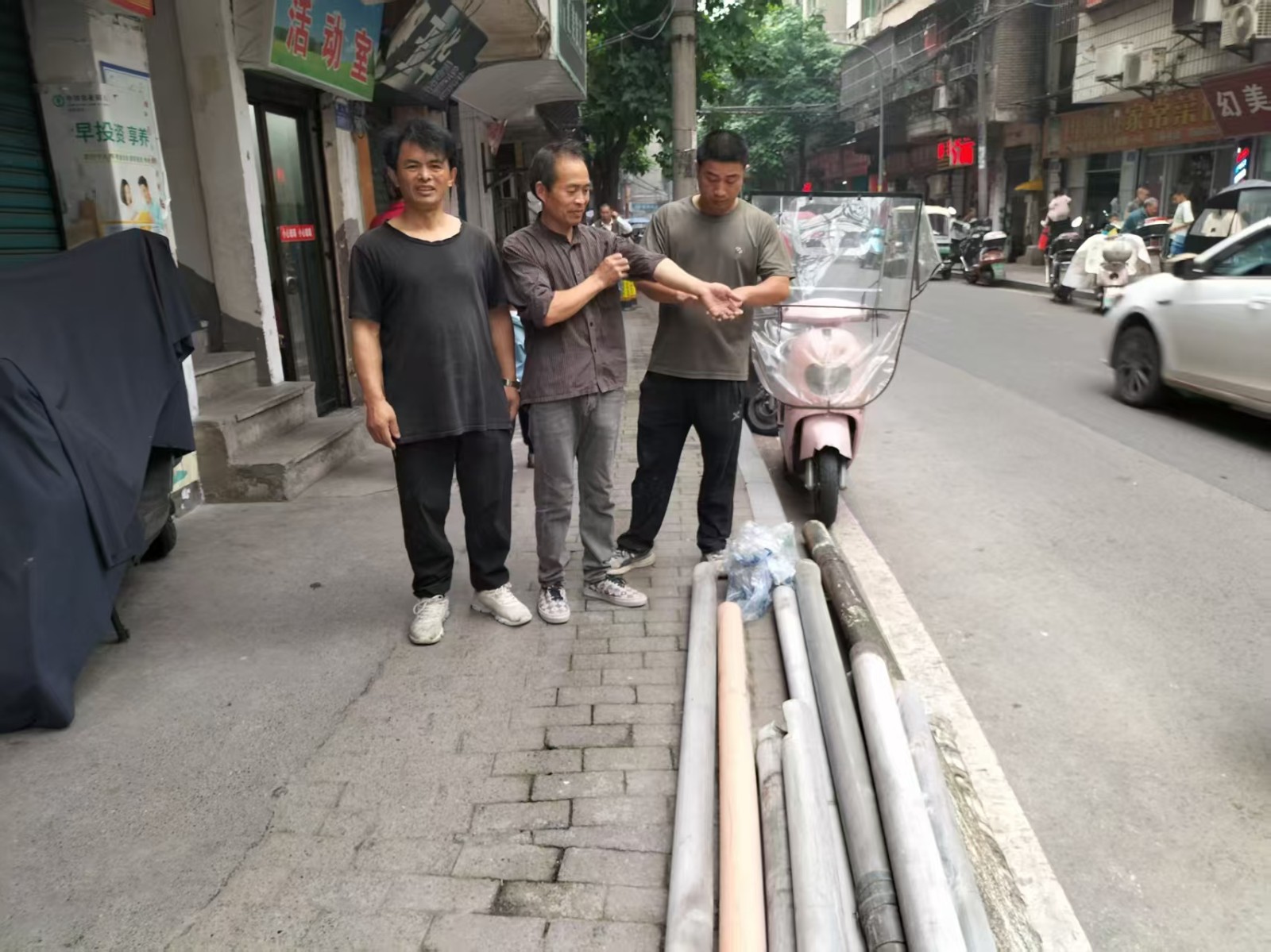 网格员和居民协调。拍摄：周小力.jpg