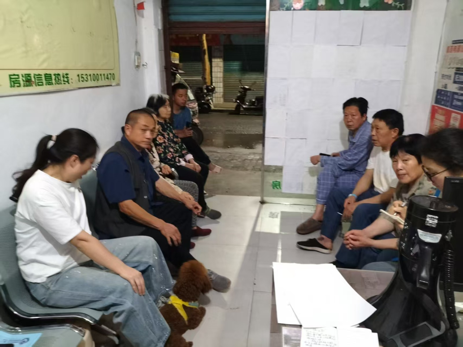 网格员和居民协调。拍摄：周小力1.jpg