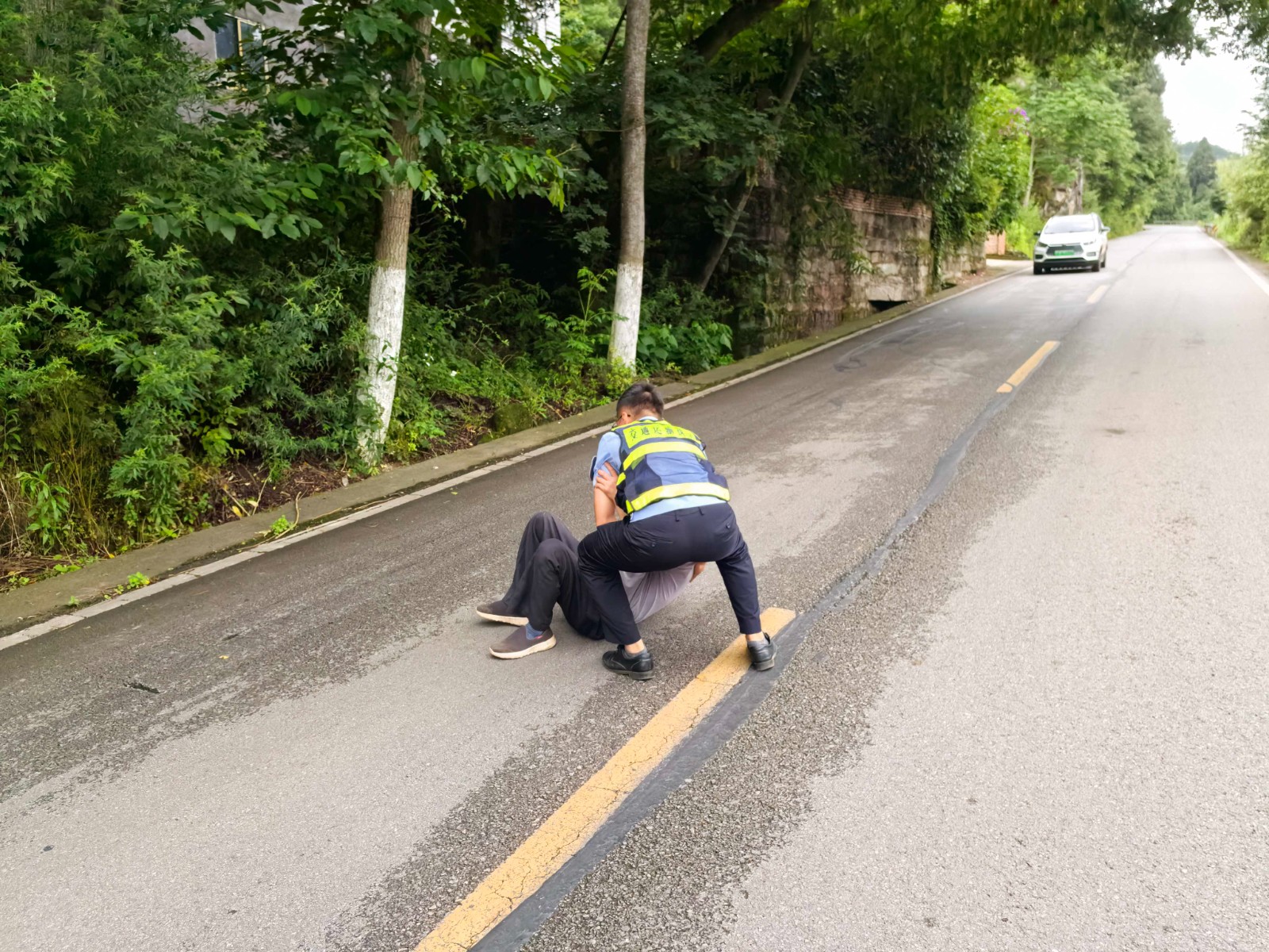 交通执法人员扶起摔倒老人。图源：忠县交通执法1.jpg
