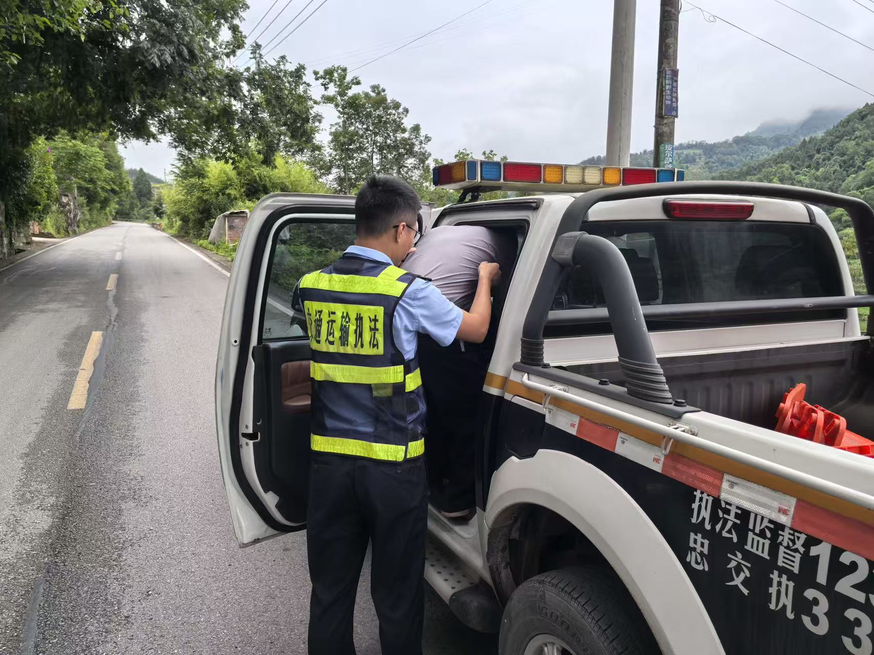 驱车护送老人。图源：忠县交通执法.jpg