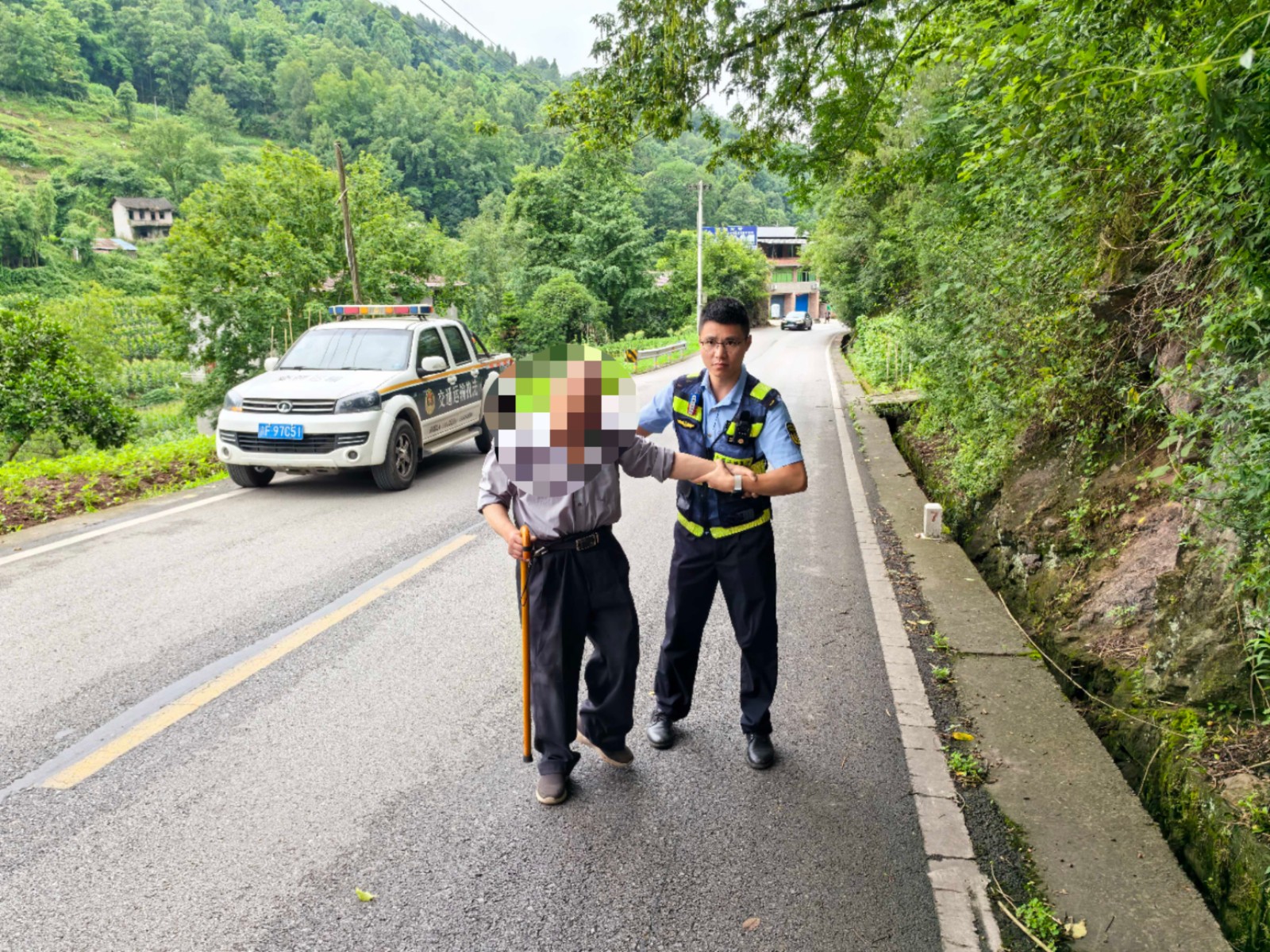 交通执法人员扶起摔倒老人。图源：忠县交通执法.jpg
