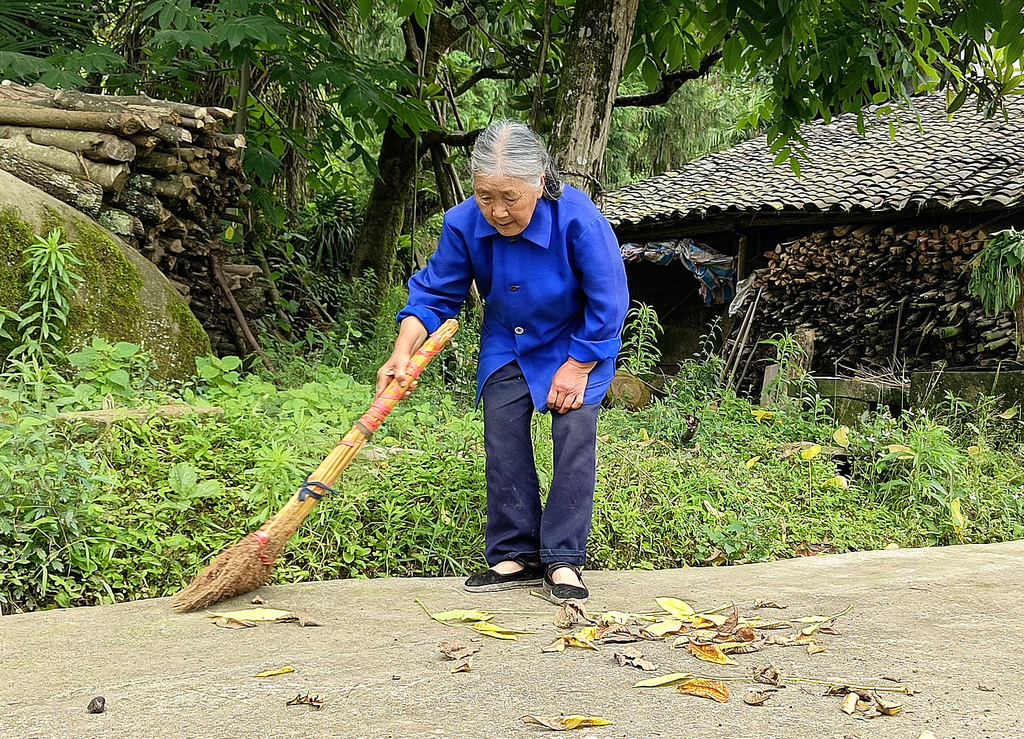 谭正淑在打扫环境卫生