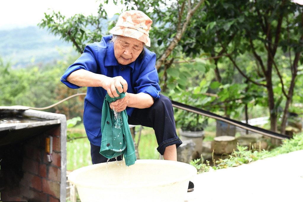 谭正淑在为姐姐洗衣服