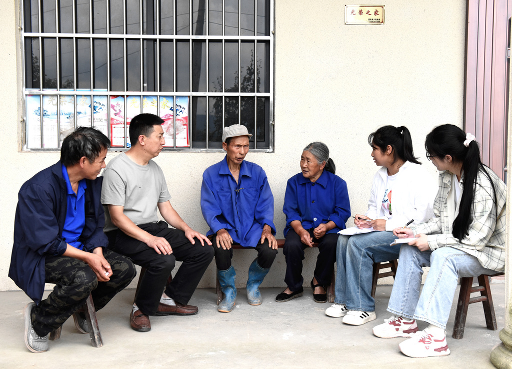 乡村干部走访付正宽、谭正淑家庭