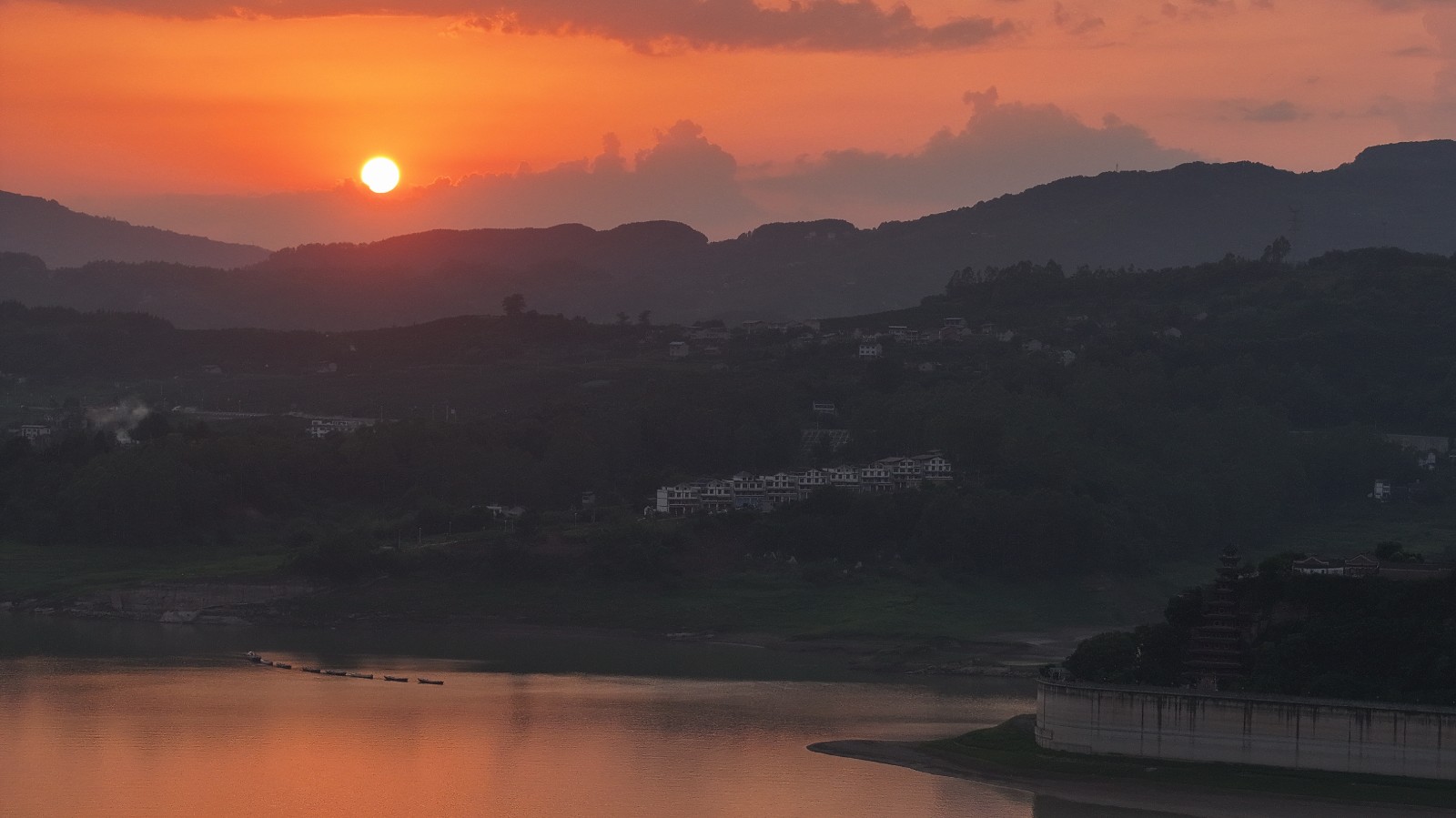 夕照石宝寨 (3).JPG