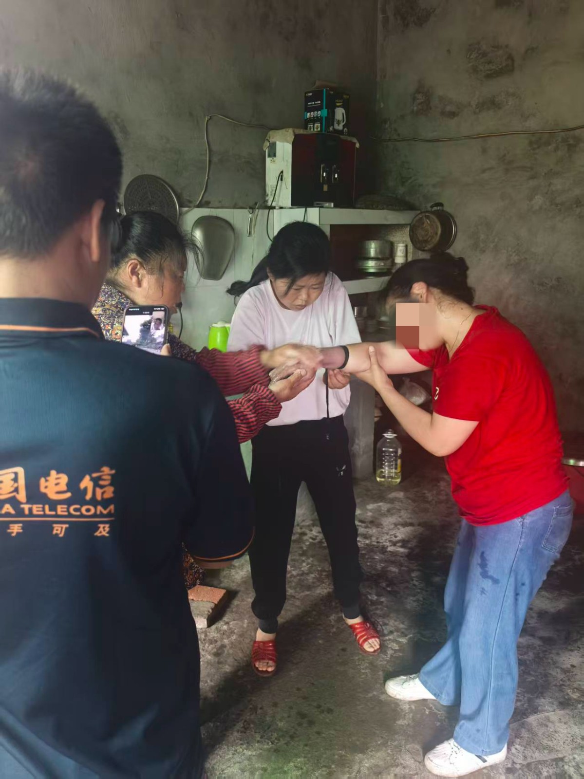 开展紧急救治。图源：中国电信股份有限公司忠县分公司1.jpg