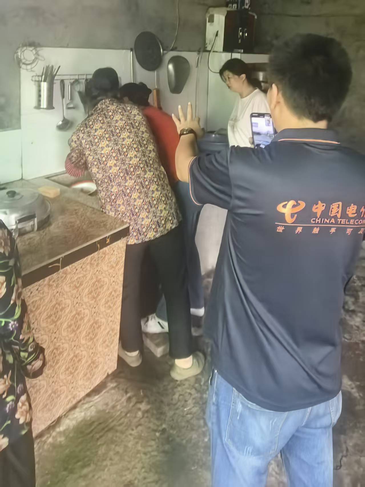 开展紧急救治。图源：中国电信股份有限公司忠县分公司.jpg
