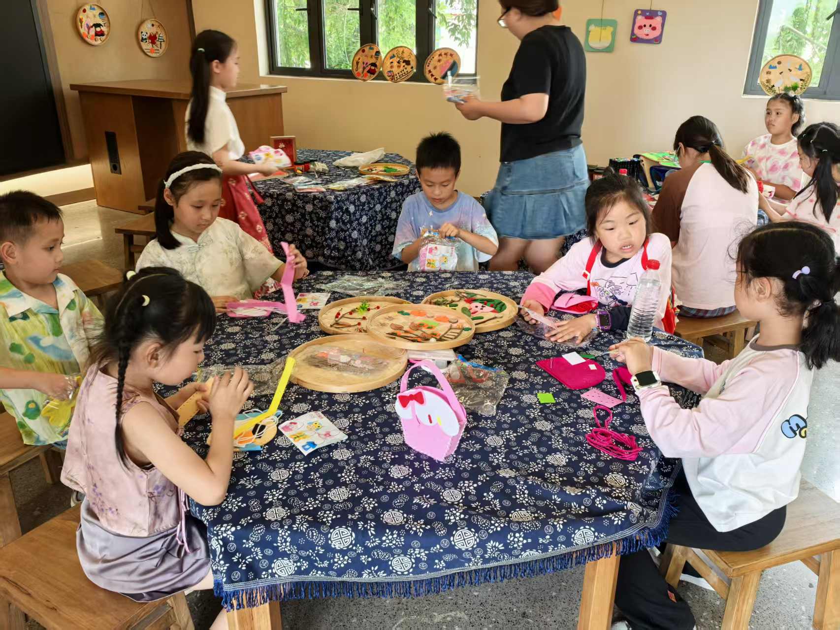 “寻行知足迹·绘成长新篇”草街街道举办青少年红色研学活动