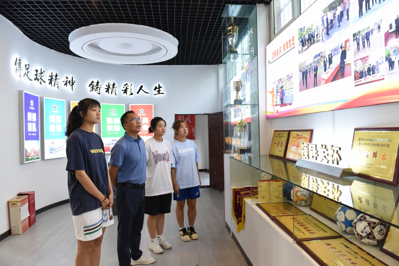 三河小学女足首批部分队员回母校在足球展览馆参观111.jpg