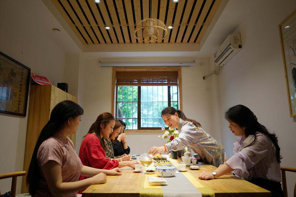 市级非遗传承人马方蓉（右二）在传承米米茶艺