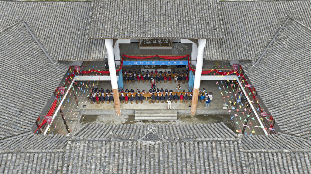 2025年5月23日，重庆市彭水苗族土家族自治县汉葭中学校的孩子们正在鞍子镇盘歌堂学习苗歌。 (12)