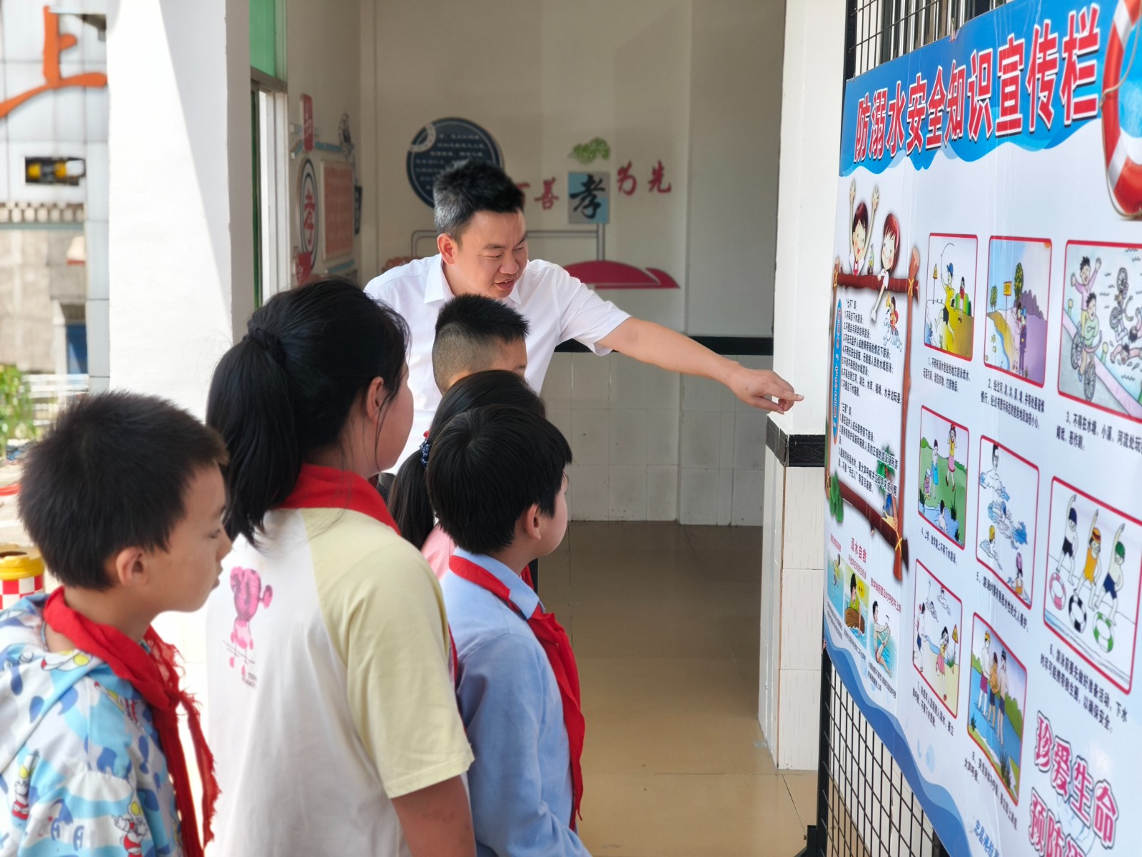 向学生讲解防溺水安全知识。拍摄：张耀升.jpg