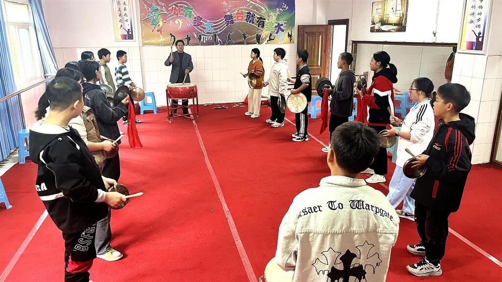 沙子小学耍锣鼓练习