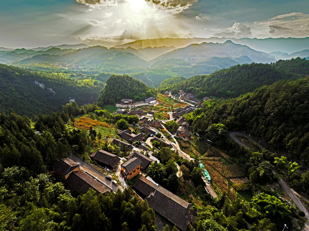 位于重庆市彭水苗族土家族自治县绍庆街道境内的阿依河苗寨，在霞光的照映下，显得格外美丽。赵勇  摄影 (2)