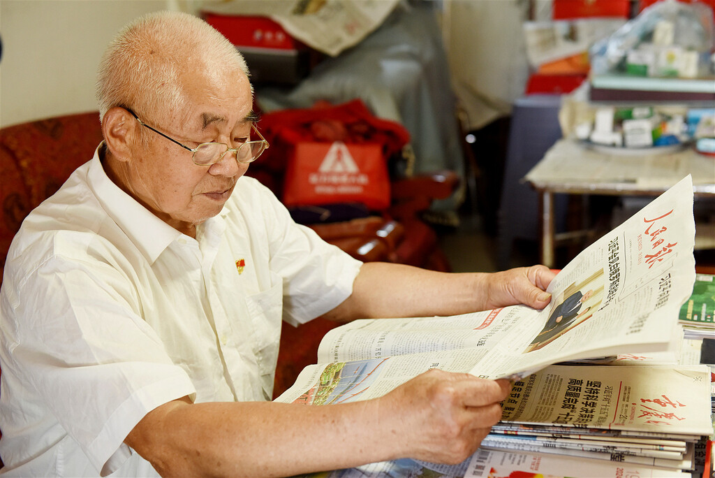 譚長(zhǎng)林在看閱報(bào)刊 (1)