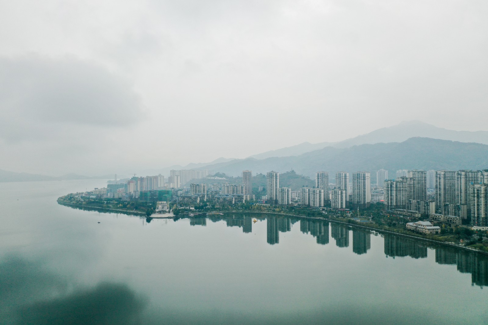 汉丰湖边城市倒影.jpg