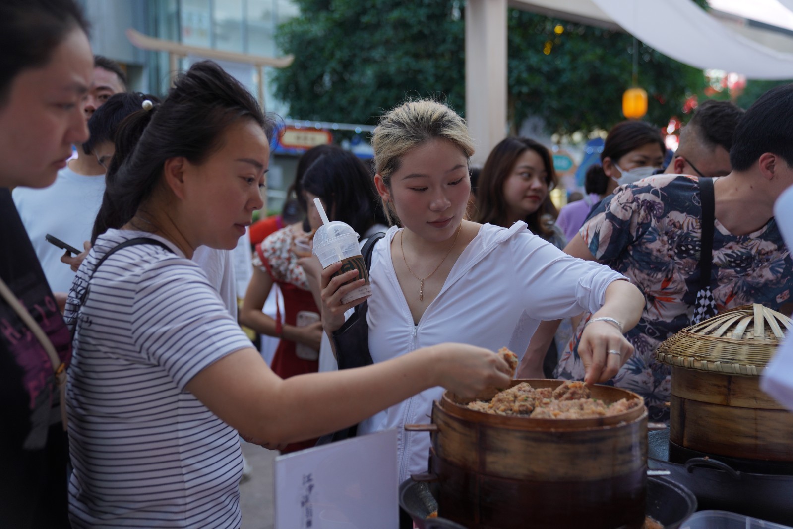 市民、游客争相品尝、购买石宝蒸豆腐。拍摄：张圳阳.jpg