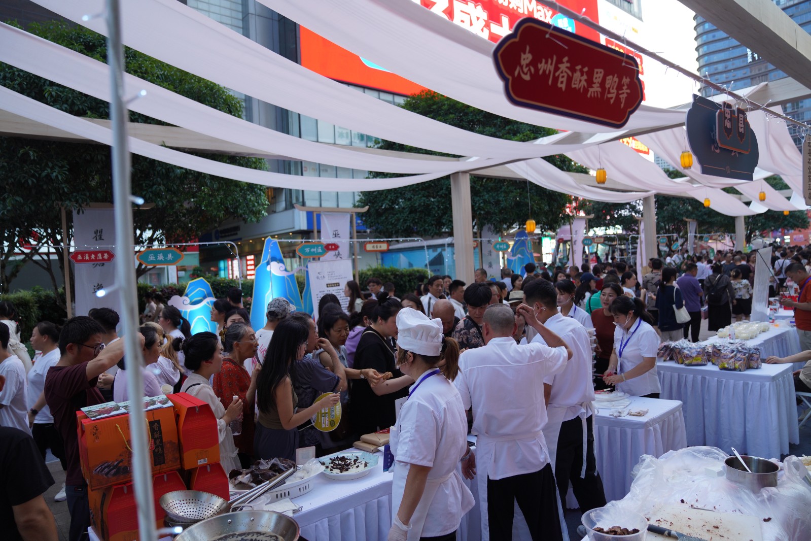 美食街忠县展区。拍摄：张圳阳.jpg