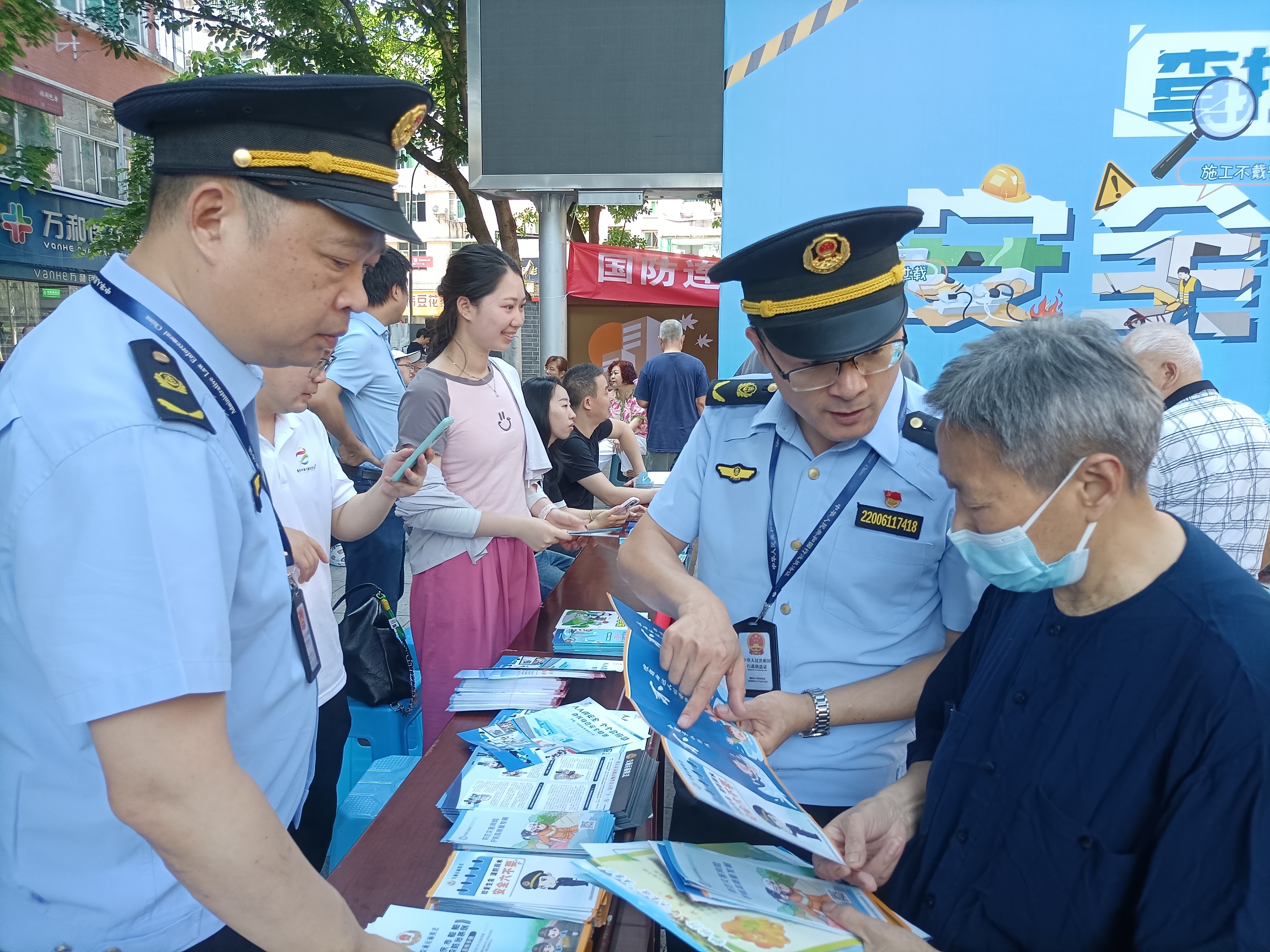 筑牢水上安全防线 重庆港航海事支队开展“安全宣传咨询日”活动