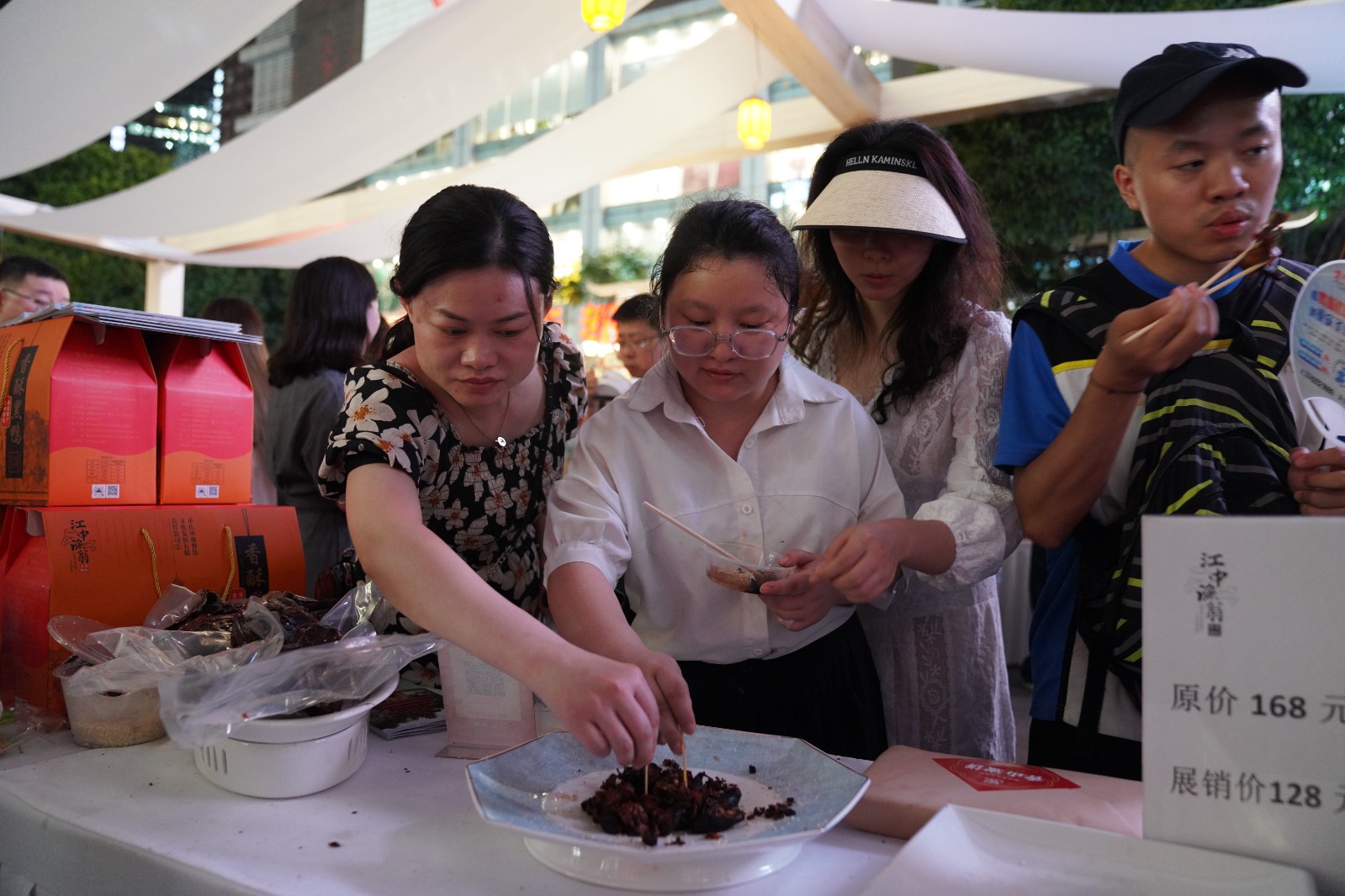 市民、游客争相品尝忠州香酥黑鸭。拍摄：张圳阳.jpg
