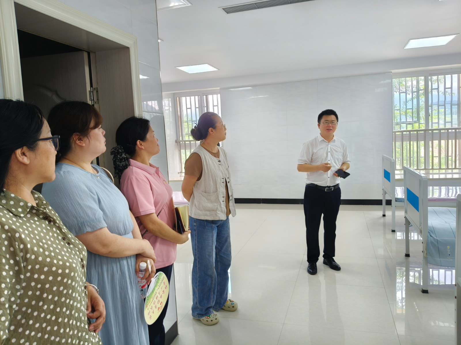 第13个全国救助管理机构&ldquo;开放日&rdquo;，忠县救助管理站邀请社会监督员、志愿者等走进忠县救助管理站。拍摄：张耀升.jpg