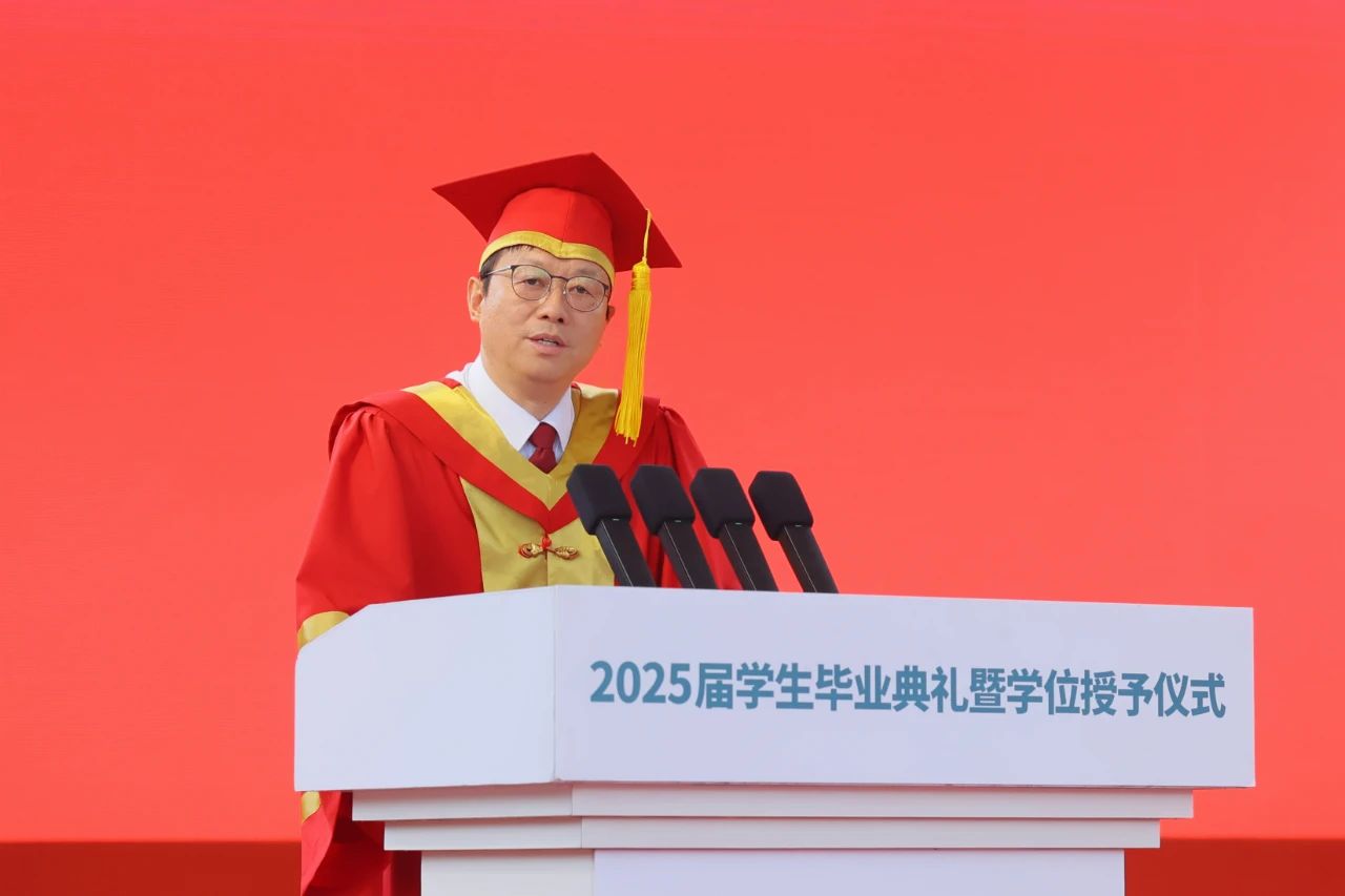 我们为什么行远路？背包里要装哪些行囊？听听毕业典礼上校长们的叮嘱