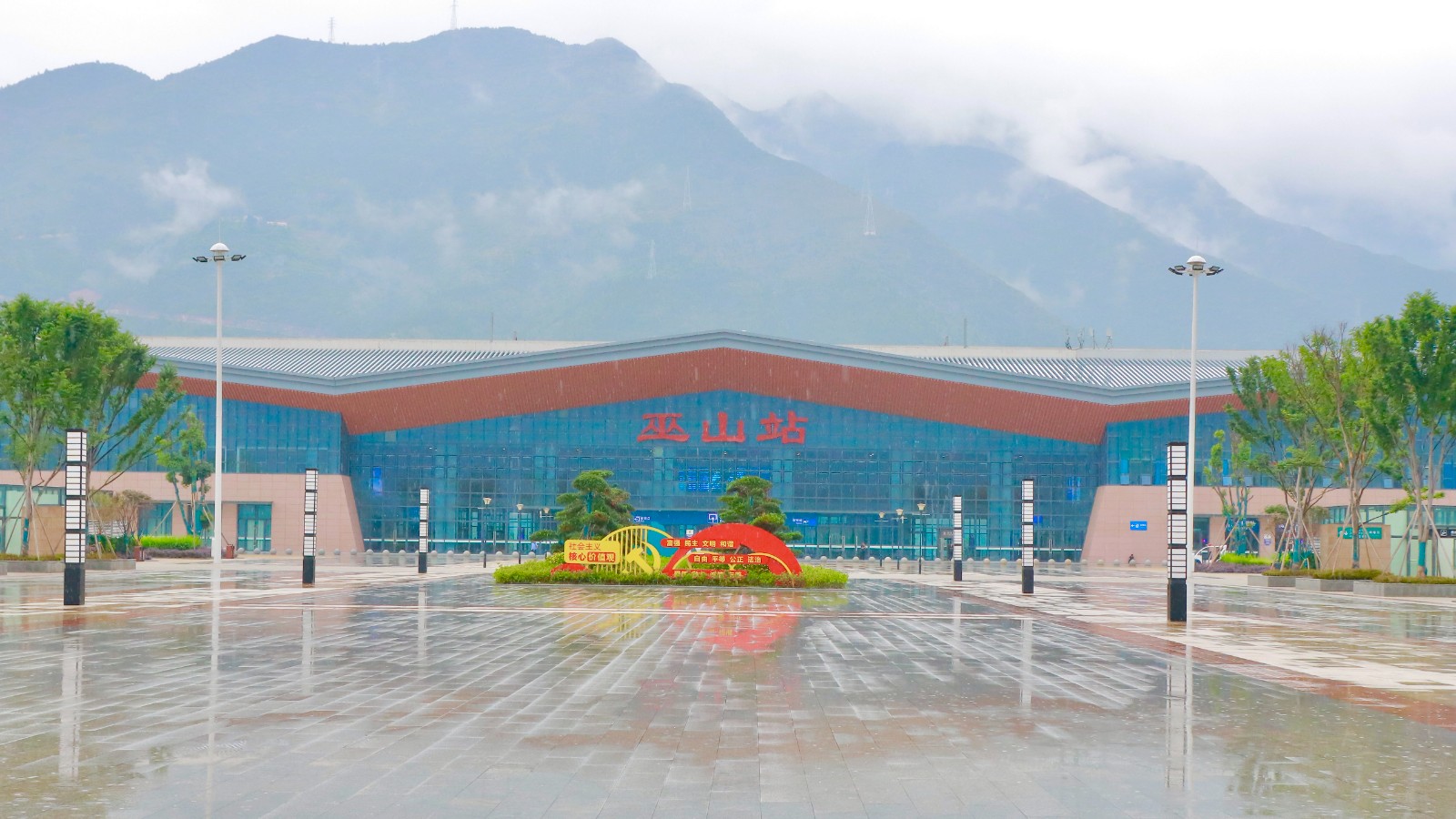 图为：中国铁路成都局集团有限公司涪陵车务段巫山站站房图 黄松 摄.jpg