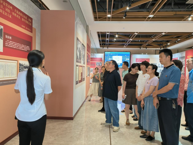 树清廉家风 建廉洁队伍——棠香街道纪工委组织干部参观《中国共产党人的家风》档案展展览